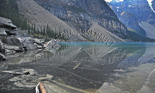 CANADA;ALBERTA;CANADIAN ROCKIES;ROCKY MOUNTAINS;BANFF NATIONAL PARK;MORAINE LAKE;LAKES;MOUNTAINS;WATER;REFLECTIONS;SUMMER;WATERSCAPE;LANDSCAPE;SCENIC;HORIZONTAL
